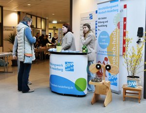 BBW-Mitarbeiterinnen empfangen Gäste im BBW-Foyer.