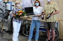 BBW-Standortleiterin Christina Anger (l.) und Ausbilder Steffen Heckmann bedankten sich bei Manuela Königer mit Blumen und BBW-Wein.