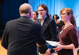 IHK-Präsident Manfred Schnabel gratuliert Ephraim Skobowsky zu seinem herausragenden Prüfungsergebnis. Foto: Marc Wiegelmann