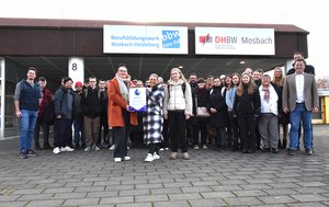 BBW-Schülerinnen und -Schüler sowie Lehrkräfte vor dem BBW-Hauptgebäude mit Plakette zum Deutschen Arbeitgeberpreis