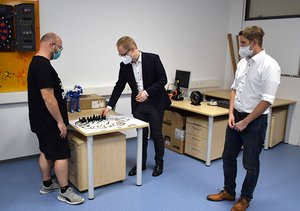 Bundestagsabgeordneter Dr. Jens Brandenburg bekam beim BBW einen Einblick in die Fachinformatik-Ausbildung und in die Möglichkeiten des 3D-Drucks.