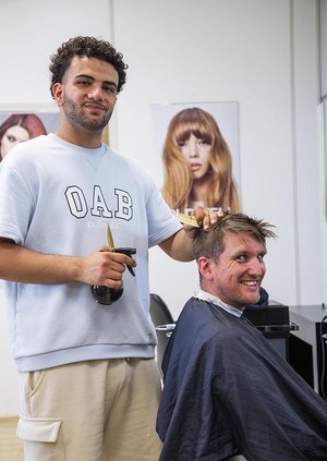 Von der Qualität der Ausbildung überzeugt: BBW-Leiter Dr. Martin Holler ist gerne Kunde im Ausbildungssalon im Friseurhandwerk.