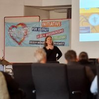 Kathrin Himmler bei einem Vortrag vor BBW-Auszubildenden