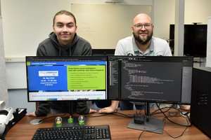 Julian Kugler und Ausbilder Stefan Bautz präsentieren den Webauftritt der Pflegejobmesse.