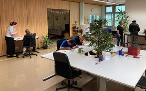 Auszubildende und pädagogische Fachkräfte im Beruflichen Orientierungszentrum des Berufsbildungswerks Mosbach-Heidelberg