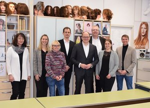 Beim Blick in den Friseursalon am BBW-Standort Heidelberg: Dr. Martin Holler, Denise Streckert, Dr. Albrecht Schütte, Alexander Föhr, Jan Esterle, Christina Anger, Alica Nenninger, Dr. Beate Biederbeck (von rechts). 