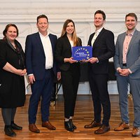 Kultusministerin Theresa Schopper verlieh der Delegation der Sonderberufsschule des BBW mit Thorsten Ringwald, Stephanie Krämer, Nils Fischer und Dr. Martin Holler (v.l.) den Titel „Europaschule“.