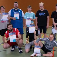 Auszubildende bei der Siegerehrung zum Badminton-Turnier am Berufsbildungswerk Mosbach-Heidelberg