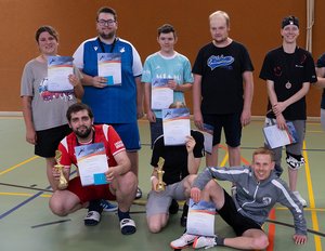 Auszubildende bei der Siegerehrung zum Badminton-Turnier am Berufsbildungswerk Mosbach-Heidelberg