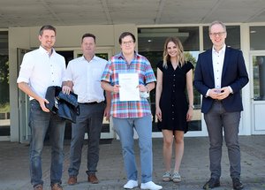 Zum Ausbildungsabschluss gab es einen Landespreis: Dr. Martin Holler, Thorsten Ringwald, Alexander Trommenschleger, Isabell Blum und Dr. Jens Brandenburg (v.l.).