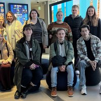 Gruppe des Berufsbildungswerks Mosbach-Heidelberg in einem Ausstellungsraum mit Infoscreen BBW-Gruppe beim Finnland-Austausch