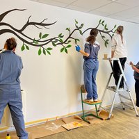 Ein gemalter Orangenbaum ziert nun eine Wand im Aufenthaltsraum des BBW.