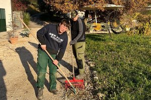 BBW-Auszubildende bei Grünarbeiten auf einem ökologischen Bauernhof in Italien