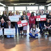 Mitglieder von Inner Wheel und Soroptimist sowie Menschen aus der Johannes-Diakonie posieren bei einerSpendenübergabe im Kultur- und Begegnungszentrum fideljo.